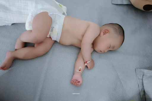 沙河六个月宝宝眼睛散光